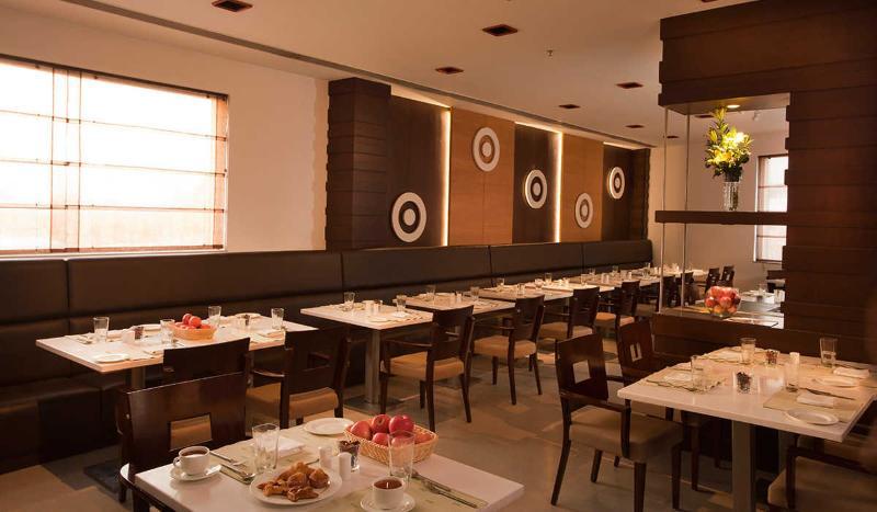 Sunday Hotel Chandigarh Zirakpur Екстериор снимка