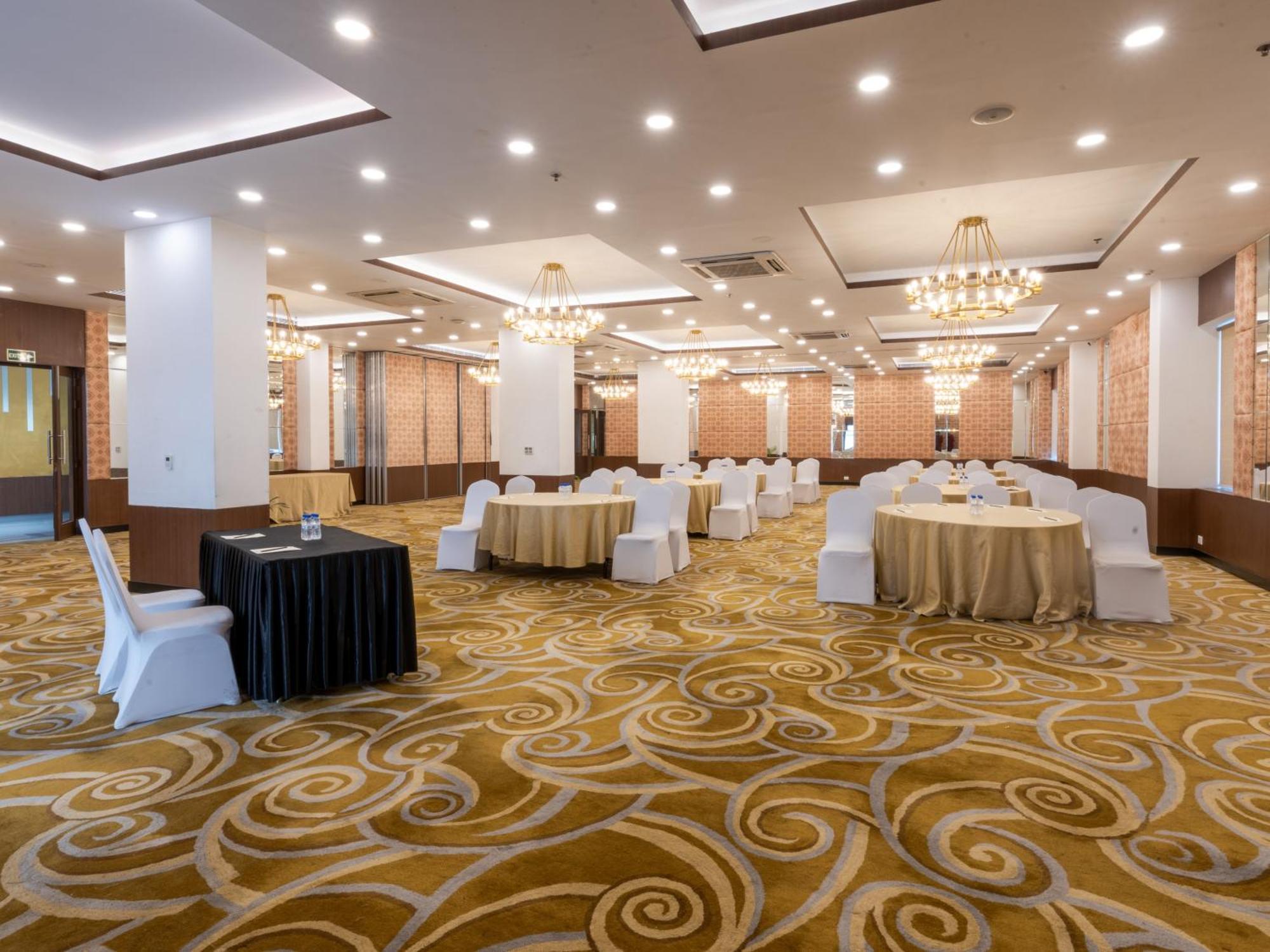 Sunday Hotel Chandigarh Zirakpur Екстериор снимка