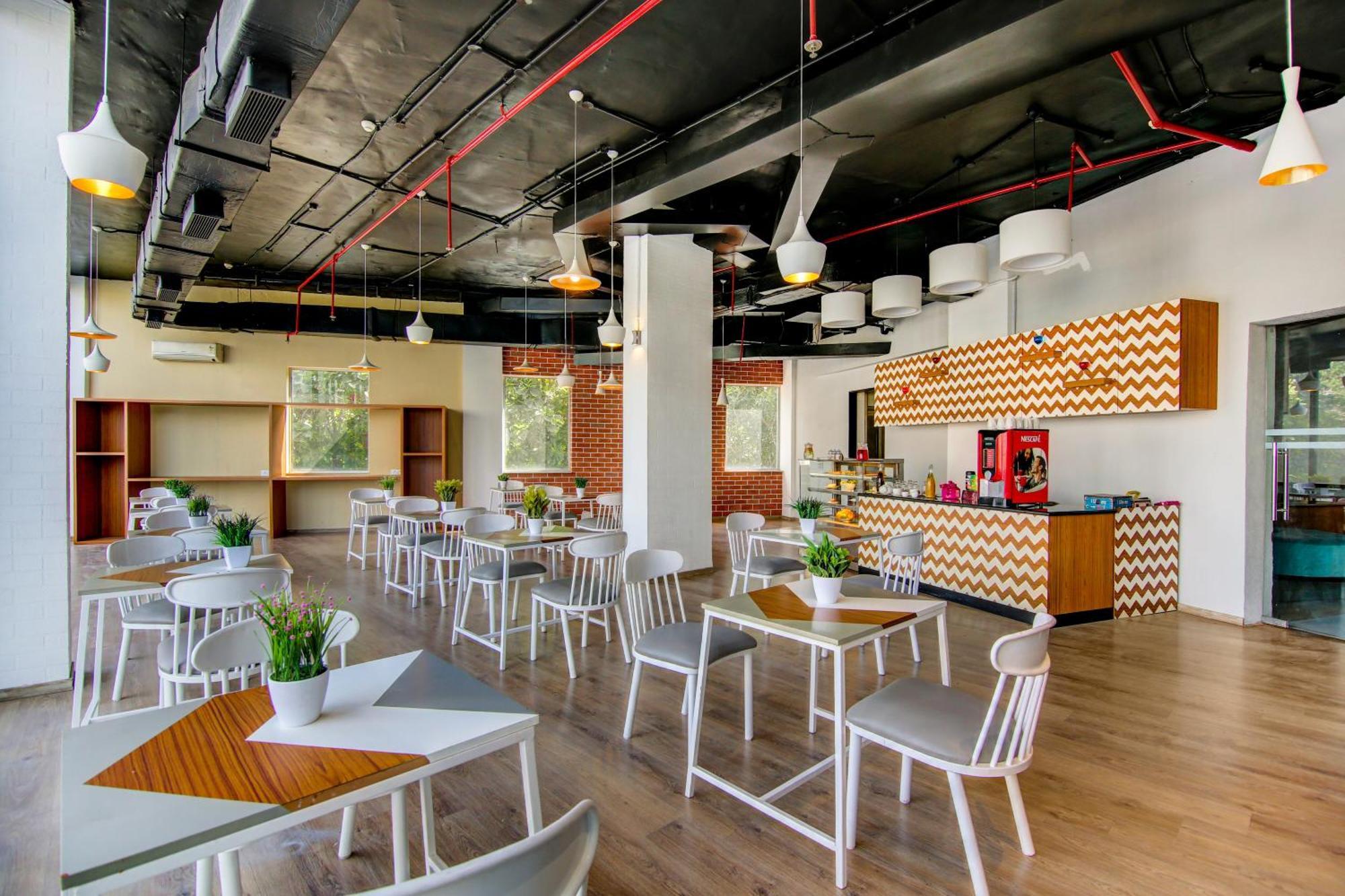 Sunday Hotel Chandigarh Zirakpur Екстериор снимка