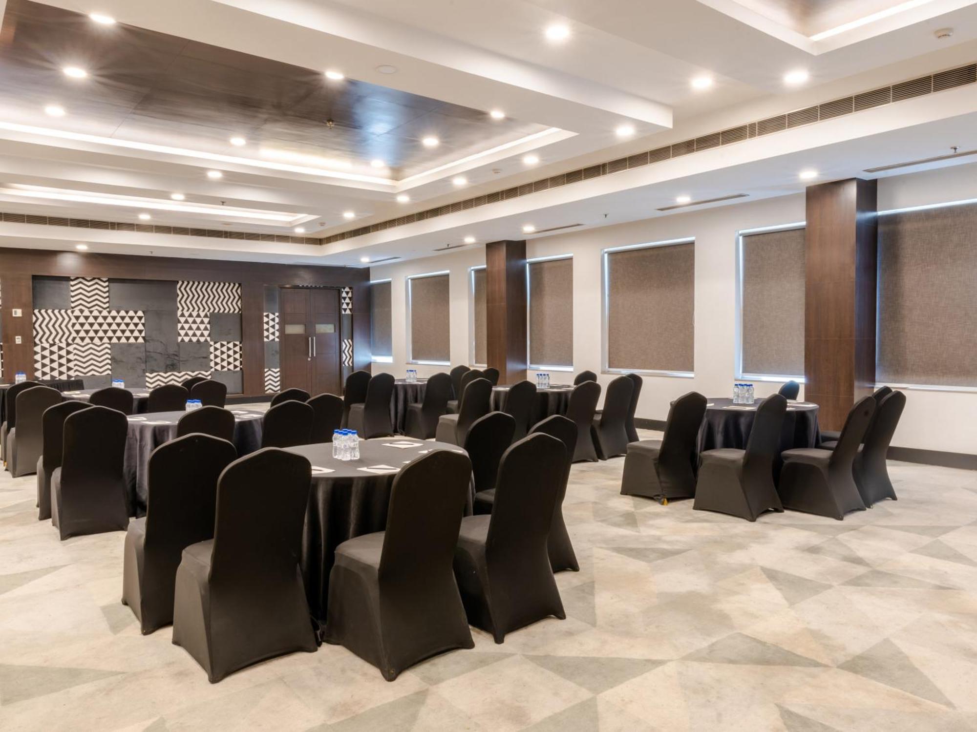 Sunday Hotel Chandigarh Zirakpur Екстериор снимка