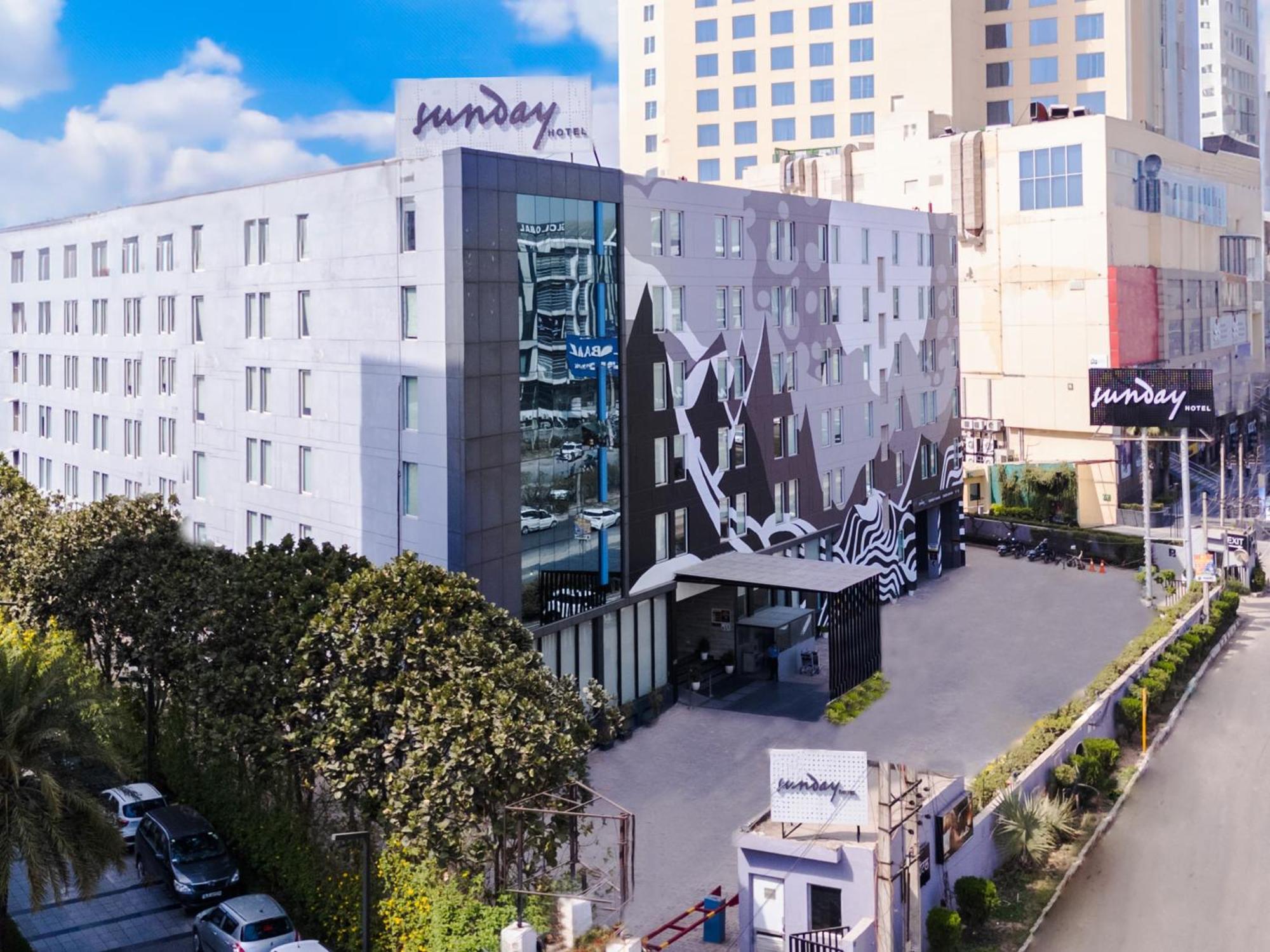 Sunday Hotel Chandigarh Zirakpur Екстериор снимка